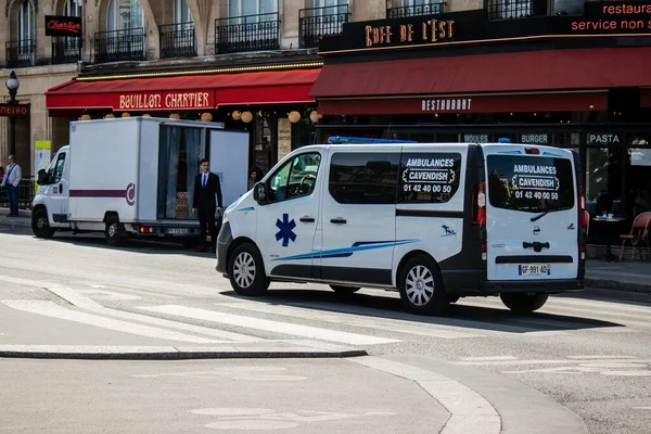 Paryż Francja Maja 2022 Karetka Jadąca Ulicami Paryża Podczas Epidemii — Zdjęcie stockowe