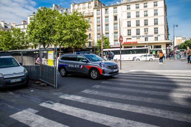 Paris, Fransa - 21 Mayıs 2022 Coronavirus salgını sırasında Paris sokaklarında polis Fransa 'yı vurdu