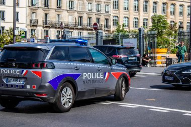 Paris, Fransa - 21 Mayıs 2022 Coronavirus salgını sırasında Paris sokaklarında polis Fransa 'yı vurdu