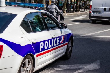 Paris, Fransa - 21 Mayıs 2022 Coronavirus salgını sırasında Paris sokaklarında polis Fransa 'yı vurdu