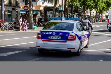 Paris, Fransa - 21 Mayıs 2022 Coronavirus salgını sırasında Paris sokaklarında polis Fransa 'yı vurdu