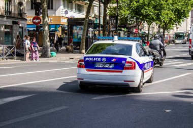 Paris, Fransa - 21 Mayıs 2022 Coronavirus salgını sırasında Paris sokaklarında polis Fransa 'yı vurdu