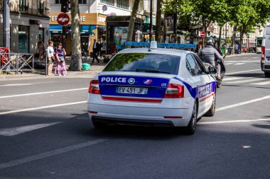 Paris, Fransa - 21 Mayıs 2022 Coronavirus salgını sırasında Paris sokaklarında polis Fransa 'yı vurdu