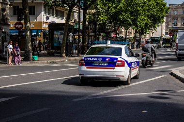 Paris, Fransa - 21 Mayıs 2022 Coronavirus salgını sırasında Paris sokaklarında polis Fransa 'yı vurdu