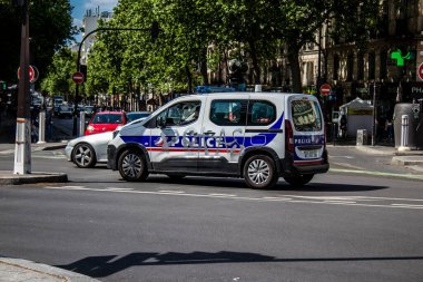 Paris, Fransa - 21 Mayıs 2022 Coronavirus salgını sırasında Paris sokaklarında polis Fransa 'yı vurdu