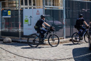 Paris, Fransa - 21 Mayıs 2022 Coronavirus salgını sırasında Paris sokaklarında polis Fransa 'yı vurdu