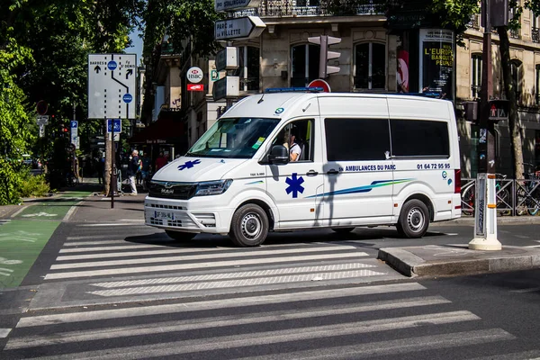 París Francia Mayo 2022 Ambulancia Recorriendo Las Calles París Durante —  Fotos de Stock