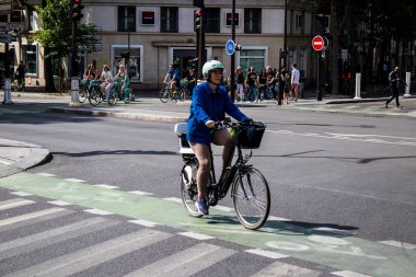 Paris, Fransa - 21 Mayıs 2022 Coronavirus salgını sırasında Paris sokaklarında bisikletle dolaşan insanlar Fransa 'yı vuruyor.
