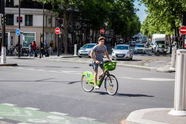 Paris, Fransa - 21 Mayıs 2022 Coronavirus salgını sırasında Paris sokaklarında bisikletle dolaşan insanlar Fransa 'yı vuruyor.