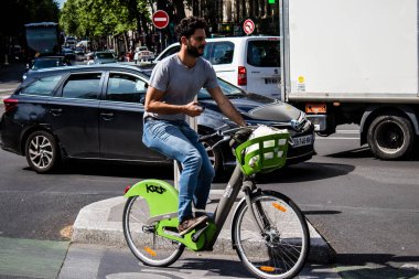 Paris, Fransa - 21 Mayıs 2022 Coronavirus salgını sırasında Paris sokaklarında bisikletle dolaşan insanlar Fransa 'yı vuruyor.