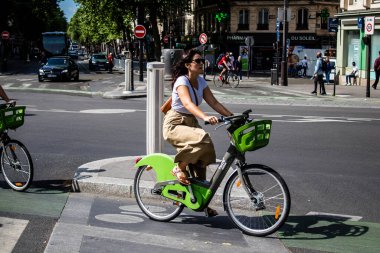 Paris, Fransa - 21 Mayıs 2022 Coronavirus salgını sırasında Paris sokaklarında bisikletle dolaşan insanlar Fransa 'yı vuruyor.