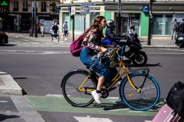 Paris, Fransa - 21 Mayıs 2022 Coronavirus salgını sırasında Paris sokaklarında bisikletle dolaşan insanlar Fransa 'yı vuruyor.