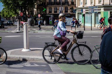 Paris, Fransa - 21 Mayıs 2022 Coronavirus salgını sırasında Paris sokaklarında bisikletle dolaşan insanlar Fransa 'yı vuruyor.