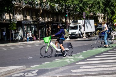 Paris, Fransa - 21 Mayıs 2022 Coronavirus salgını sırasında Paris sokaklarında bisikletle dolaşan insanlar Fransa 'yı vuruyor.
