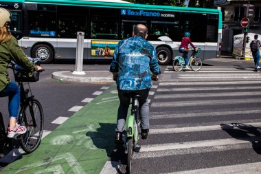 Paris, Fransa - 21 Mayıs 2022 Coronavirus salgını sırasında Paris sokaklarında bisikletle dolaşan insanlar Fransa 'yı vuruyor.