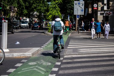 Paris, Fransa - 21 Mayıs 2022 Coronavirus salgını sırasında Paris sokaklarında bisikletle dolaşan insanlar Fransa 'yı vuruyor.