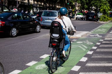 Paris, Fransa - 21 Mayıs 2022 Coronavirus salgını sırasında Paris sokaklarında bisikletle dolaşan insanlar Fransa 'yı vuruyor.