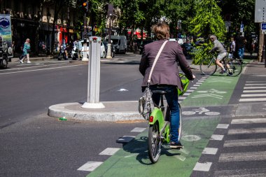 Paris, Fransa - 21 Mayıs 2022 Coronavirus salgını sırasında Paris sokaklarında bisikletle dolaşan insanlar Fransa 'yı vuruyor.