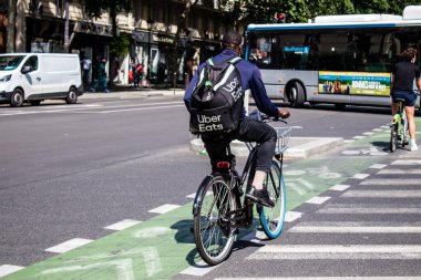 Paris, Fransa - 21 Mayıs 2022 Coronavirus salgını sırasında Paris sokaklarında bisikletle dolaşan insanlar Fransa 'yı vuruyor.
