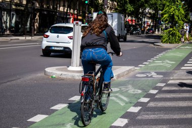 Paris, Fransa - 21 Mayıs 2022 Coronavirus salgını sırasında Paris sokaklarında bisikletle dolaşan insanlar Fransa 'yı vuruyor.