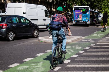 Paris, Fransa - 21 Mayıs 2022 Coronavirus salgını sırasında Paris sokaklarında bisikletle dolaşan insanlar Fransa 'yı vuruyor.