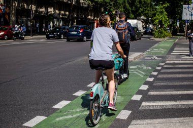 Paris, Fransa - 21 Mayıs 2022 Coronavirus salgını sırasında Paris sokaklarında bisikletle dolaşan insanlar Fransa 'yı vuruyor.