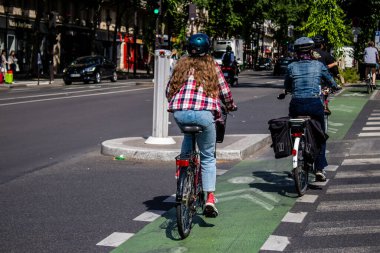 Paris, Fransa - 21 Mayıs 2022 Coronavirus salgını sırasında Paris sokaklarında bisikletle dolaşan insanlar Fransa 'yı vuruyor.