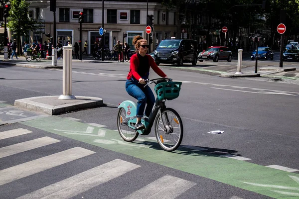 Paris, Fransa - 21 Mayıs 2022 Coronavirus salgını sırasında Paris sokaklarında bisikletle dolaşan insanlar Fransa 'yı vuruyor.