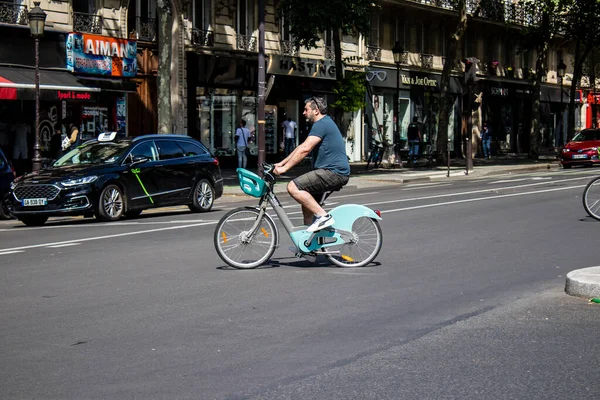 フランス 2022年5月21日フランスを襲ったコロナウイルスの流行の間 パリの通りで自転車で転がる人々 — ストック写真