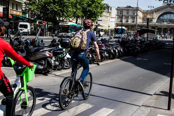 Париж Франция Мая 2022 Люди Катаются Велосипеде Улицам Парижа Время — стоковое фото