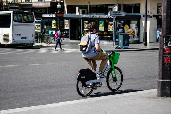 Paryż Francja Maja 2022 Ludzie Jadący Rowerem Ulicach Paryża Podczas — Zdjęcie stockowe