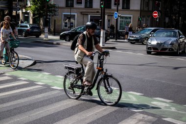 Paris, Fransa - 21 Mayıs 2022 Coronavirus salgını sırasında Paris sokaklarında bisikletle dolaşan insanlar Fransa 'yı vuruyor.