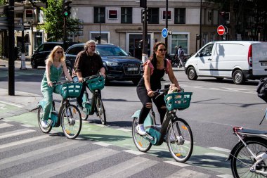 Paris, Fransa - 21 Mayıs 2022 Coronavirus salgını sırasında Paris sokaklarında bisikletle dolaşan insanlar Fransa 'yı vuruyor.