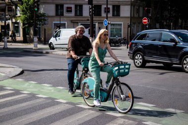 Paris, Fransa - 21 Mayıs 2022 Coronavirus salgını sırasında Paris sokaklarında bisikletle dolaşan insanlar Fransa 'yı vuruyor.