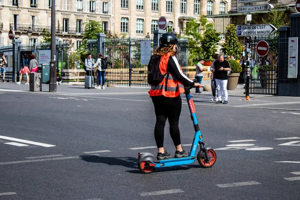 フランス 5月21 2022パリの通りに電動スクーターで転がり 小さなユーティリティ内燃機関と中央のデッキで動作します — ストック写真