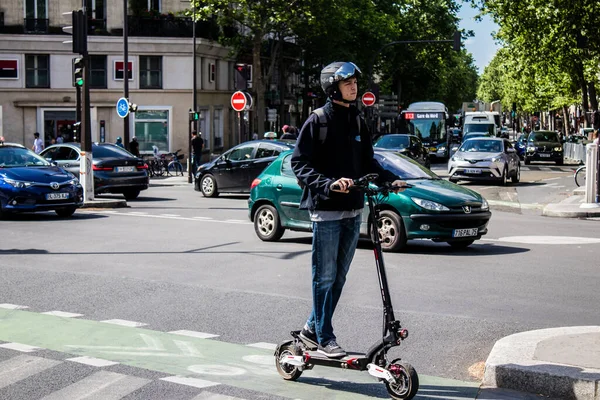 Παρίσι Γαλλία Μαΐου 2022 Άνθρωποι Τροχαίο Ηλεκτρικό Σκούτερ Στους Δρόμους — Φωτογραφία Αρχείου