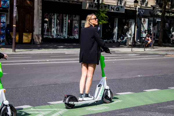 Paris Frankreich Mai 2022 Menschen Rollen Mit Einem Elektroroller Durch — Stockfoto