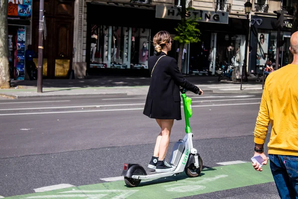 Paris Prancis Mei 2022 Orang Orang Bergulir Dengan Skuter Listrik — Stok Foto