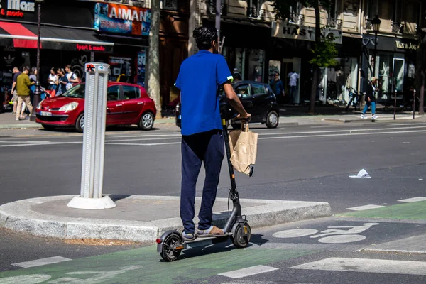 Paryż Francja Maja 2022 Osoby Poruszające Się Ulicach Paryża Skuterem — Zdjęcie stockowe