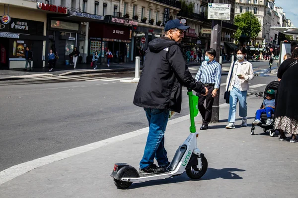 París Francia Mayo 2022 Gente Rodando Con Scooter Eléctrico Las —  Fotos de Stock