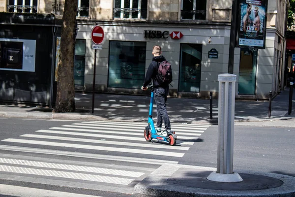 Παρίσι Γαλλία Μαΐου 2022 Άνθρωποι Τροχαίο Ηλεκτρικό Σκούτερ Στους Δρόμους — Φωτογραφία Αρχείου