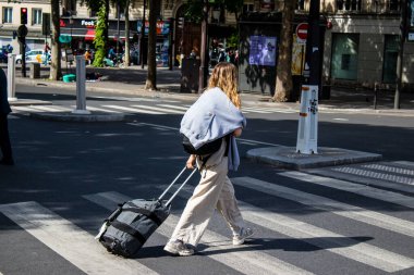 Paris, Fransa - 21 Mayıs 2022 Paris sokaklarında yürüyen turistler Coronavirus salgını sırasında Fransa 'da maske takmak zorunlu değildir.