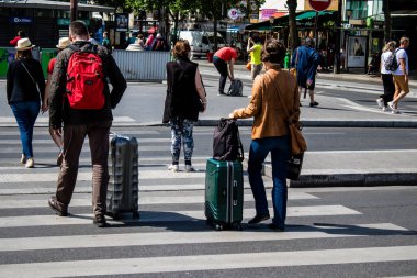Paris, Fransa - 21 Mayıs 2022 Paris sokaklarında yürüyen turistler Coronavirus salgını sırasında Fransa 'da maske takmak zorunlu değildir.