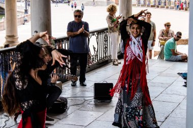 Seville, İspanya - 21 Mayıs 2022 Flamenko dansçıları İspanya 'yı vuran koronavirüs salgını sırasında Sevilla sokaklarında gösteri yaptılar