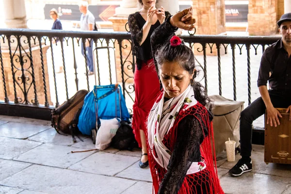 Sevilla Španělsko Května 2022 Tanečníci Flamenca Vystupující Ulicích Sevilly Během — Stock fotografie