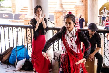 Seville, İspanya - 21 Mayıs 2022 Flamenko dansçıları İspanya 'yı vuran koronavirüs salgını sırasında Sevilla sokaklarında gösteri yaptılar