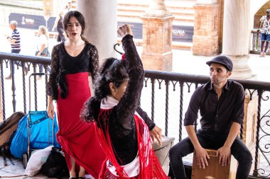 Seville, İspanya - 21 Mayıs 2022 Flamenko dansçıları İspanya 'yı vuran koronavirüs salgını sırasında Sevilla sokaklarında gösteri yaptılar