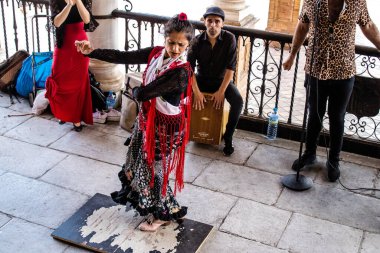 Seville, İspanya - 21 Mayıs 2022 Flamenko dansçıları İspanya 'yı vuran koronavirüs salgını sırasında Sevilla sokaklarında gösteri yaptılar