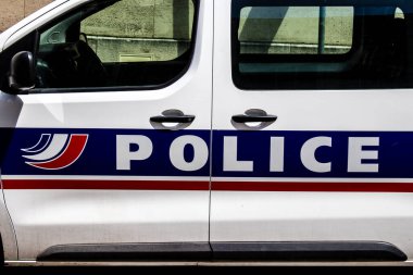 Reims, Fransa - 25 Mayıs 2022 Coronavirus salgını sırasında Fransa 'yı vuran polis arabası Reims sokaklarına park edildi