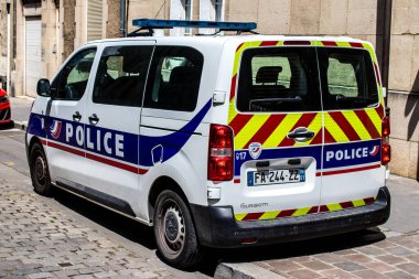 Reims, Fransa - 25 Mayıs 2022 Coronavirus salgını sırasında Fransa 'yı vuran polis arabası Reims sokaklarına park edildi